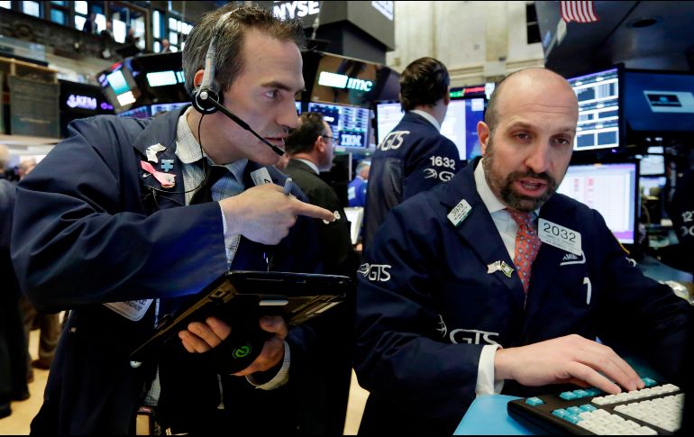 El índice industrial Dow Jones reporta una baja de 50.44 puntos (-0.20 por ciento), para operar en las 24 mil 614.45 unidades. AP / R. Drew