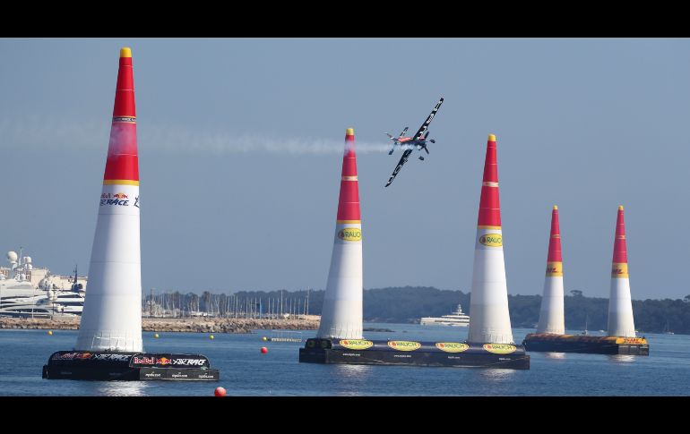 Un piloto vuela durante una sesión de entrenamiento del campeonato mundial  Red Bull Air Race en Cannes, Francia. AFP/V. Hache