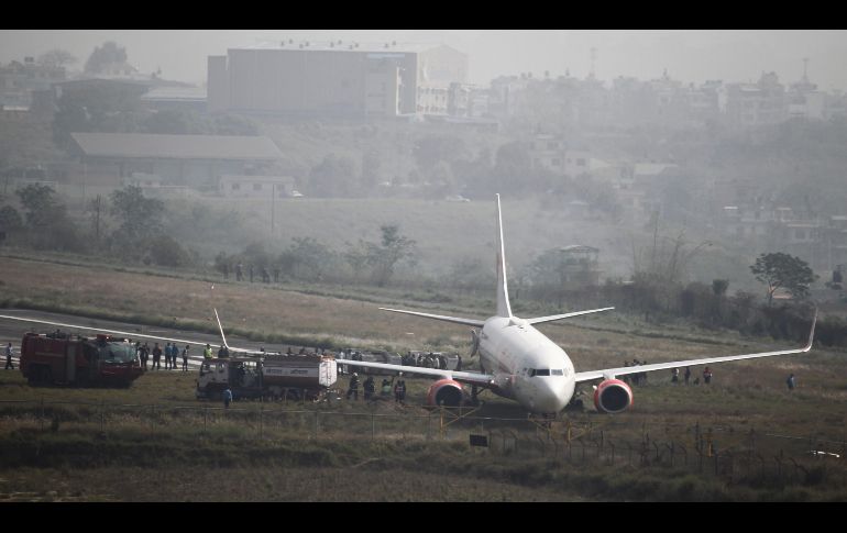 Un avión de pasajeros de Malindo Air se ve tras salirse de la pista del aeropuerto Tribhuwan  en Katmandú, Nepal. No se reportaron heridos por el accidente. AP/N. Shrestha