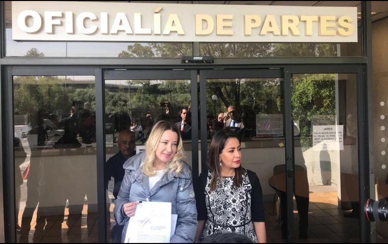 Claudia Pastor y Mariana Benítez acudieron a presentar el documento ante la Oficialía de Partes del Instituto. TWITTER / @claudiapastoba