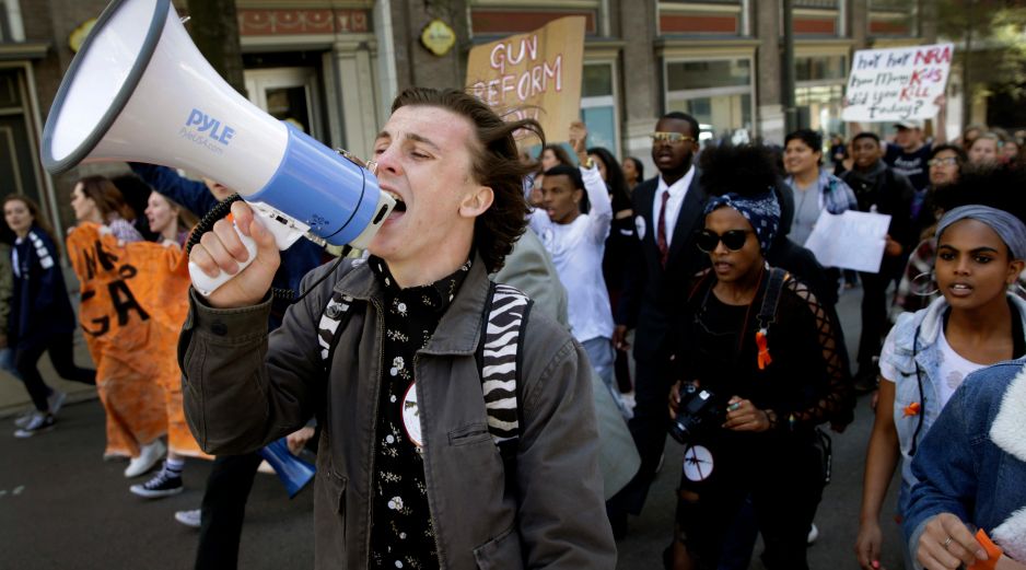 Más de dos mil quinientas manifestaciones se llevaron a cabo por todo Estados Unidos, encabezadas por estudiantes que exigen la regulación de venta de armas en su país. AP / D. Hoffmeyer