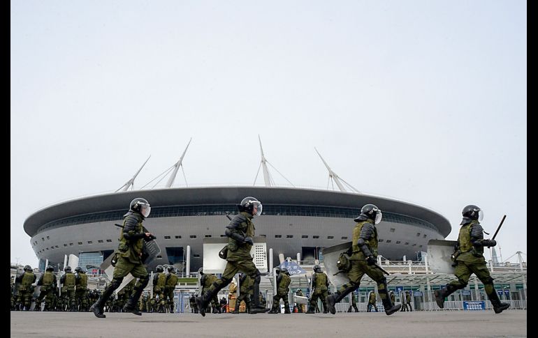 Policías antimotines rusos participan en un ejercicio en el estadio Krestovski de San Petersburgo. AFP/O. Maltseva