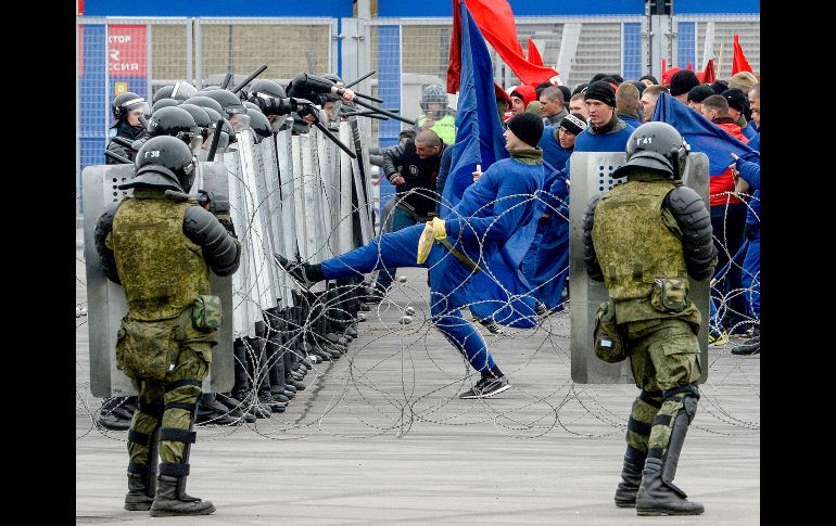 Como parte del ejercicio se realizaron simulacros de enfrentamientos entre aficionados al futbol y cómo lidiar con asistentes violentos. AFP/O. Maltseva