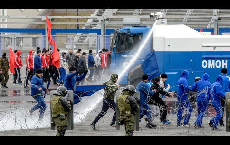 Se utilizarían chorros de agua ante fans violentos. AFP/O. Maltseva
