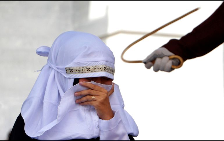 Una mujer recibe azotes con una vara al ser castigada en público por violar la ley sharía, en Banda Aceh, Indonesia. El gobierno de Aceh ha decidido acabar con los castigos públicos con azotes para prevenir que los niños los vean y evitar su difusión en redes sociales. EFE/ R. Fajri
