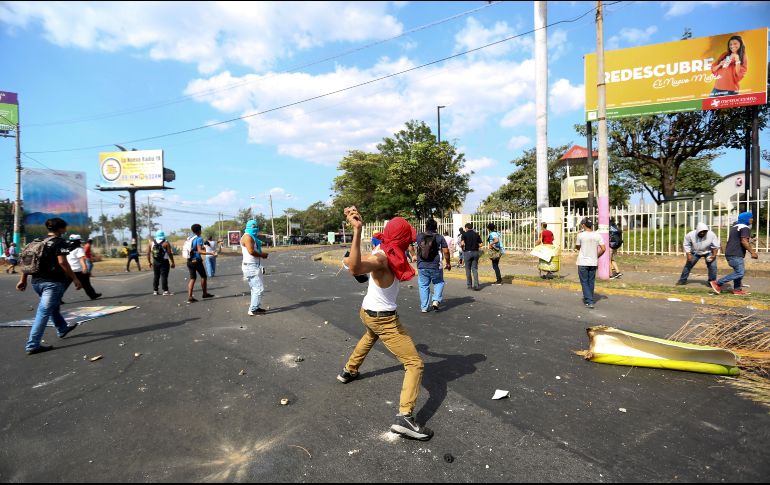 Inconformes lanzan piedras a los policías antimotines en la capital nicaragüense. AP/A. Zúñiga