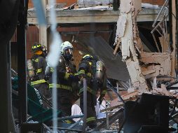 Equipos de bomberos, policía y ambulancias llegaron al lugar para atender a los pacientes que fueron trasladados al estacionamiento de la clínica tras la detonación. AFP / D. Yankovic
