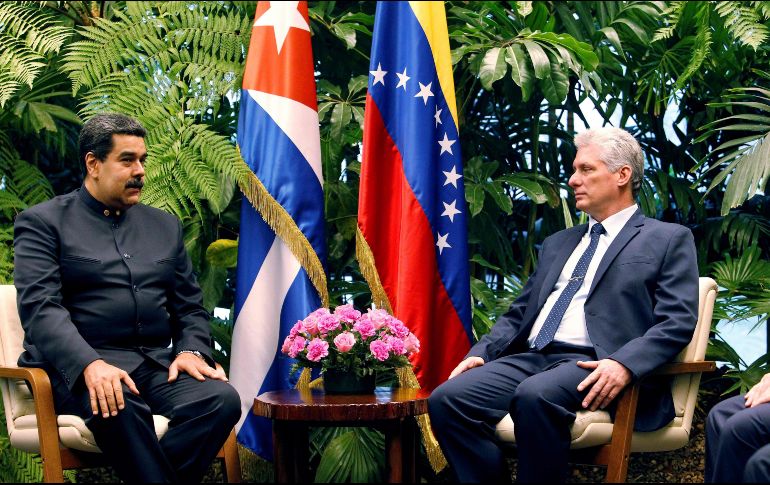 El mandatario venezolano se pronunció a favor de que el expresidente Raúl Castro se mantenga en la vanguardia de los esfuerzos para garantizar la continuidad de la Revolución en la isla. AFP/ E. Mastrascusa