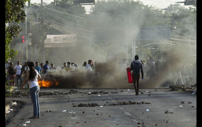 Nicaragua amaneció este sábado con restos de neumáticos quemados, piedras y escombros en las calles, y con policías antidisturbios. EFE / J. Torres