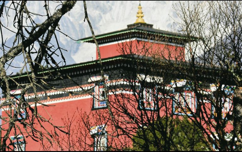 El monasterio de Tiangboche, se ubica tan solo a tres mil 750 metros de altura entre las cumbres de los Himalayas, camino al Everest. EL INFORMADOR/ P. Somellera