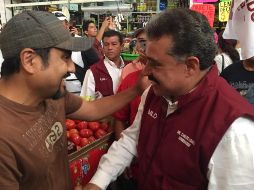 Lomelí acudió a escuchar las demandas de los locatarios del Mercado Bola. TWITTER / @DrCarlosLomeli