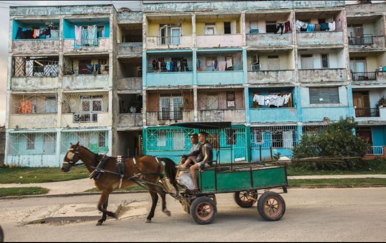 Una postal típica dentro de Cuba; los edificios apilados y el transporte hechizo. EL INFORMADOR/ G. Gallo