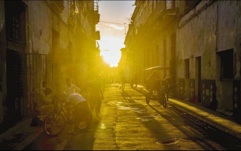 La caída del Sol no cesa las actividades entre los cubanos: la resiliencia se ha convertido en un estilo de vida. EL INFORMADOR/ G. Gallo