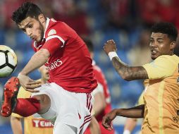 Raúl Jiménez (izquierda) tuvo varias oportunidades de anotar, incluso terminó sangrando luego de un encontronazo en el área. EFE