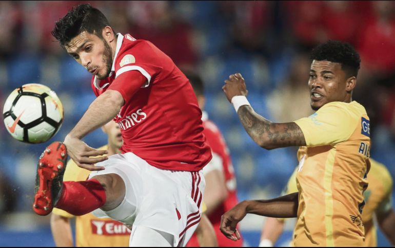 Raúl Jiménez (izquierda) tuvo varias oportunidades de anotar, incluso terminó sangrando luego de un encontronazo en el área. EFE