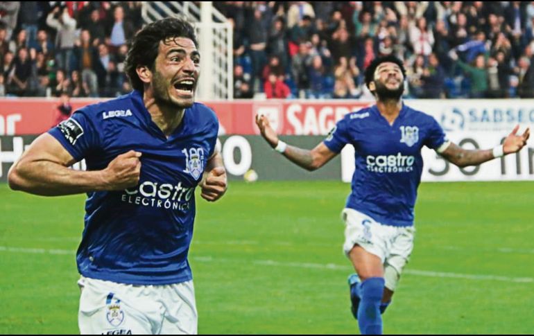 Festejo. Antonio “Pollo” Briseño (izquierda) celebra tras marcar su gol de cabeza a cinco minutos del final del partido entre el Feirense y el Guimaraes. ESPECIAL