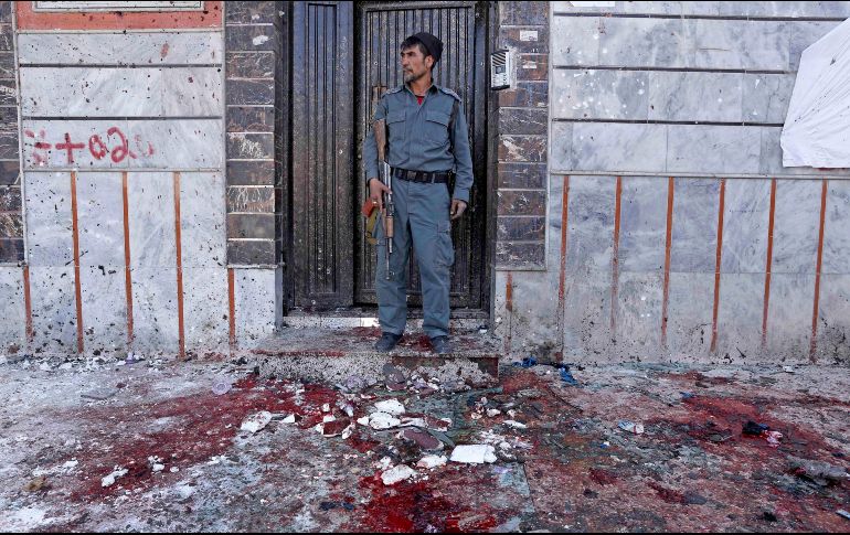 Un miembro de las fuerzas de seguridad custodia el sitio de la explosión. EFE/H. Adín