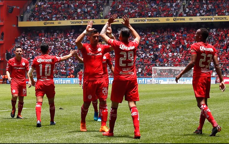Jugadores del Toluca celebran su triunfo ante Veracruz. SUN / A. Salinas