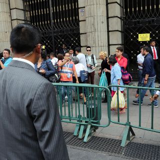 Personas llegan a Minería en espera de los candidatos presidenciales