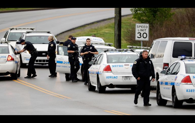 Policías buscan a un sospechoso de un tiroteo cerca de un restaurante en Nashville, Estados Unidos. Al menos dos personas murieron después de que un hombre abriera fuego en el sitio este domingo. AP/M. Humphrey