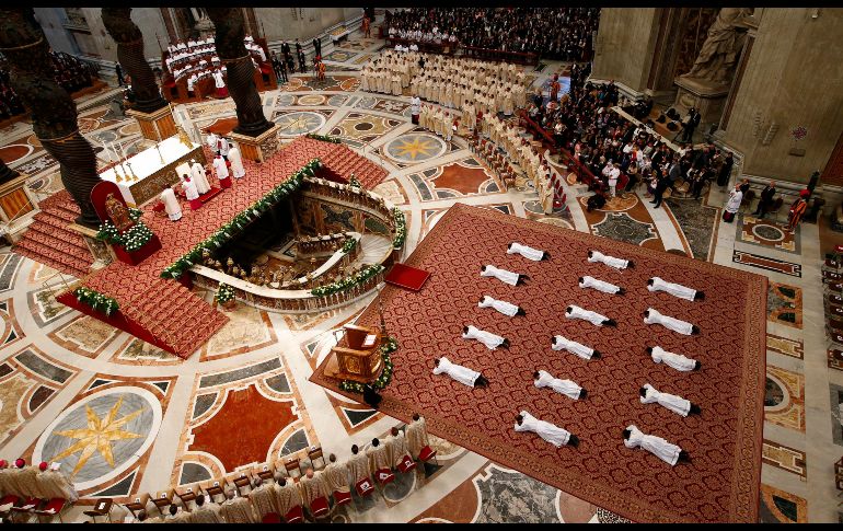 El Papa preside una ceremonia de ordenación de sacerdotes en la Basílica de San Pedro, en el Vaticano. AP/T. Gentile