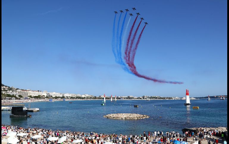 El equipo francés aéreo se presenta en el campeonato mundial Red Bull Air Race, disputado en la ciudad francesa de Cannes. AFP/V. Hache