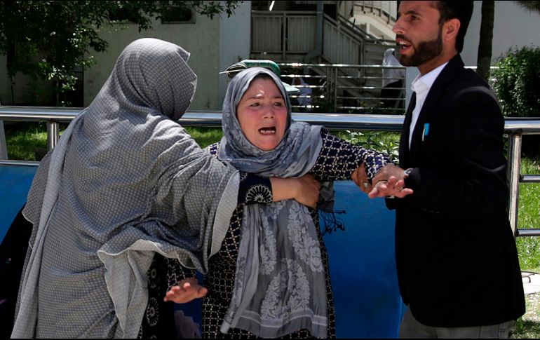 Una mujer reacciona en un hospital de Kabul, Afganistán, luego de su hijo murió debido a un ataque suicida en un centro de registro de votantes. AP/M. Hossaini