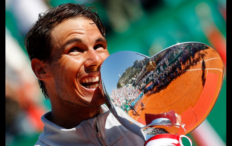 El tenista español Rafael Nadal posa con su trofeo después de ganar contra Kei Nishikori de Japón en el Torneo Montecarlo Rolex Masters en Roquebrune Cap Martin, Francia. AP/C. Ena
