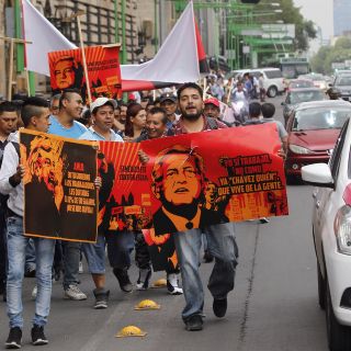 Previo a debate despliegan mantas contra López Obrador