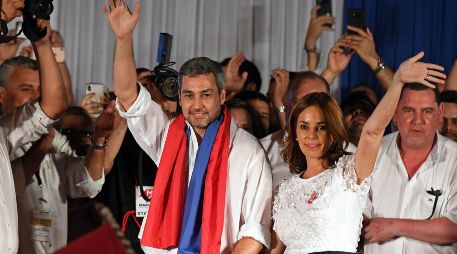 Mario Abdo Benítez, junto a su esposa, Silvana Lopez Moreira, en pleno festejo. AFP/E. Abramovich