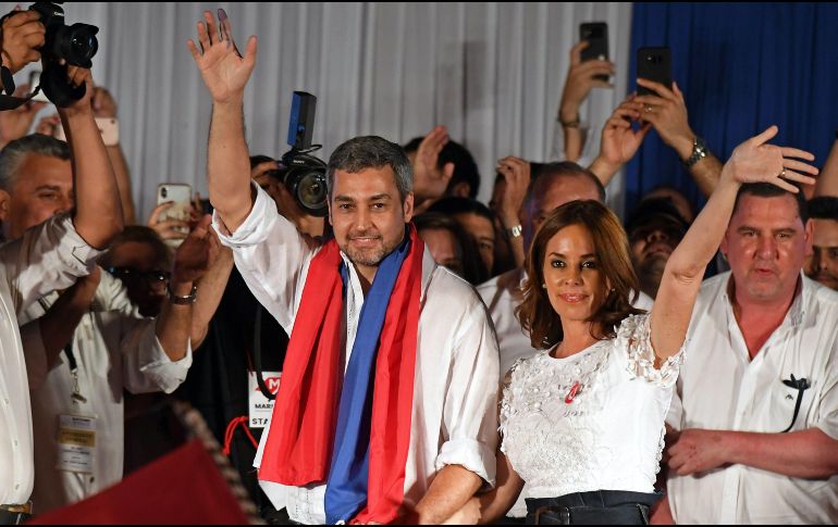 Mario Abdo Benítez, junto a su esposa, Silvana Lopez Moreira, en pleno festejo. AFP/E. Abramovich