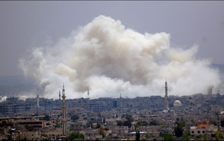 El humo y el polvo se elevan desde el vecindario islámico Hajar al-Aswad tras los ataques del gobierno en el sur de Damasco. EFE/Y. Badawi