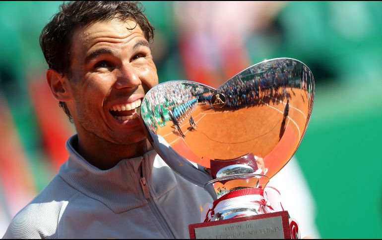 Rafael Nadal posa con su trofeo después de ganar contra Kei Nishikori de Japón en su último partido del Torneo Montecarlo Rolex Masters en Roquebrune Cap Martin, Francia. EFE/S. Noguier