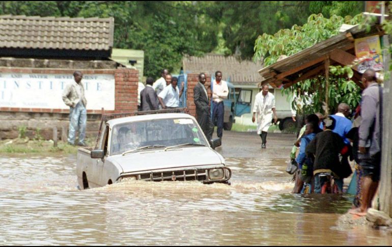 Las inundaciones y los desbordamientos de ríos también han provocado grandes daños en carreteras, así como ataques de cocodrilos. AP/ARCHIVO