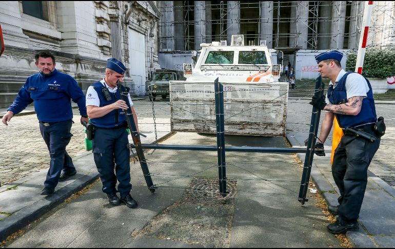 Miembros de la policía belga preparan unas barreras de seguridad junto al juzgado donde se celebra el juicio del presunto yihadista que sobrevivió a los atentados terroristas de París, Salah Abdeslam. EFE/S. Lecocq