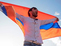 Ciudadanos armenios celebran renuncia de Serzh Sarkisian y la libertad de Nikol Pashinian tras 11 días de arduas protestas  . AFP / K. Minasyan