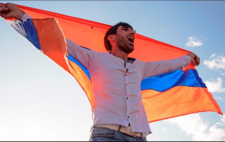 Ciudadanos armenios celebran renuncia de Serzh Sarkisian y la libertad de Nikol Pashinian tras 11 días de arduas protestas  . AFP / K. Minasyan
