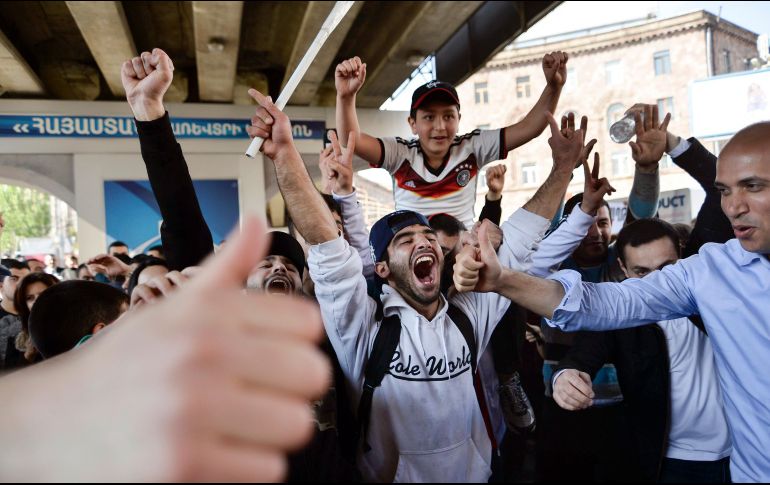Habitantes celebran la renuncia del primer ministro armenio Serzh Sargsyan en Erevan, Armenia, tras masivas protestas contra su gobierno. AP/PAN/K. Sahakyan