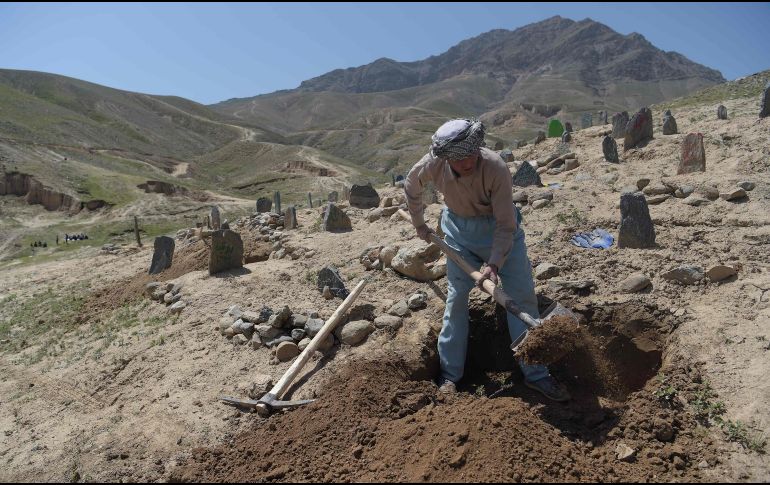 Un afgano excava una tumba para una de las víctimas de un atentado con bomba en Kabul. El ataque de ayer en un centro de registro de votantes dejó al menos 57 muertos. AFP/S. Marai