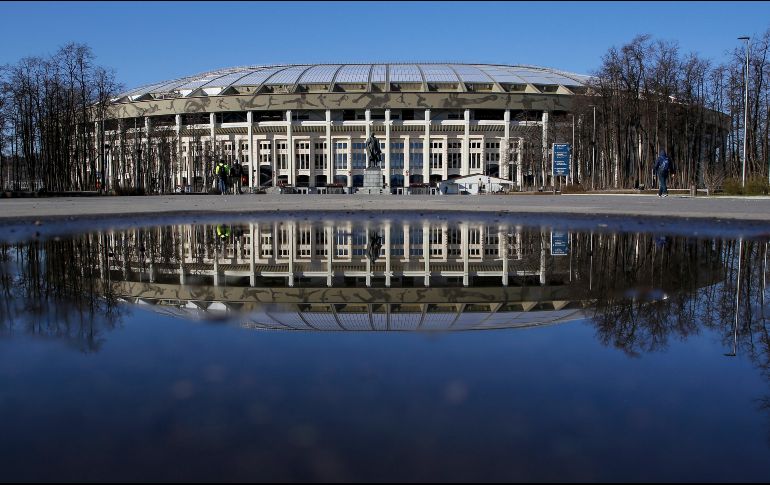 El estadio Luzhniki se refleja en el agua en Moscú, Rusia. El estadio albergará la final de la Copa del Mundo de futbol. AP/P. Golovkin