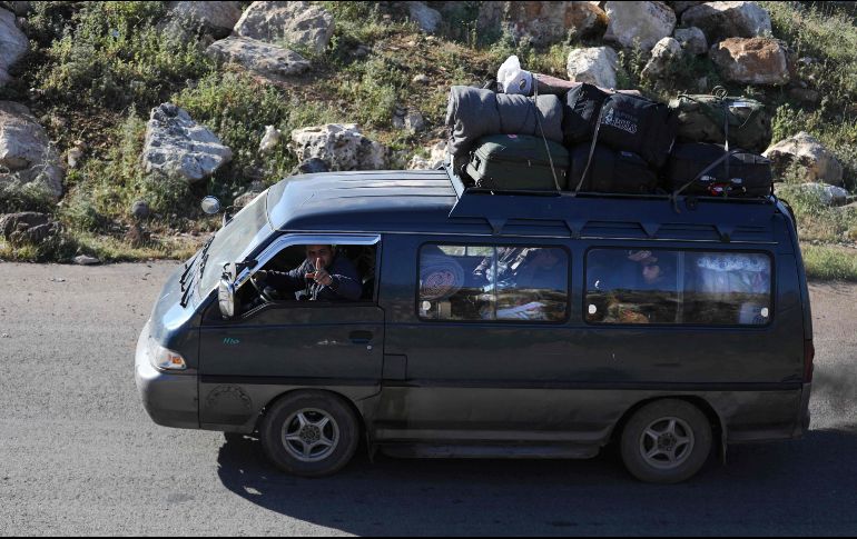 Un convoy transporta a combatientes y sus familiares desde Qalamun Oriental, Siria, a un territorio bajo control de los rebeldes, luego de un acuerdo para su evacuación. AFP/O. Haj Kadour
