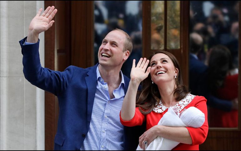 El príncipe Guillermo de Inglaterra y su esposa Catalina saludan al salir del hospital St Mary's de Londres, Reino Unido, donde Catalina ha dado a luz a un niño, su tercer hijo. AP/K. Wigglesworth