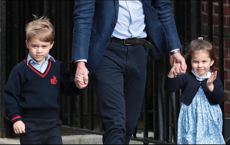 Guillermo llegó al hospital con sus otros dos hijos, el príncipe Jorge, de 4 años, y la princesa Carlota, de 2. AFP/D. Leal-Olivas