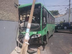 Tras el percance, la unidad de transporte público se estrelló contra una esquina, en la que dejó un poste a medio caer. ESPECIAL / PC y Bomberos Gdl