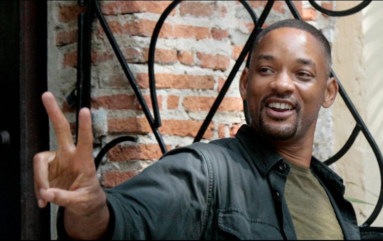 El actor estadounidense Will Smith saluda a admiradores en Cartagena, Colombia. Smith se encuentra en la ciudad para el rodaje de la película 