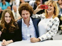 Las hijas de abril. Las protagonistas y su director (Michel Franco, al centro), llegarán a Los Premios Platino, tras triunfar en Cannes. AFP