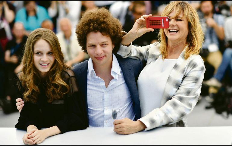 Las hijas de abril. Las protagonistas y su director (Michel Franco, al centro), llegarán a Los Premios Platino, tras triunfar en Cannes. AFP