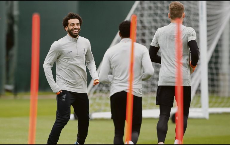 El rey. Mohamed Salah (izquierda), el mejor jugador de la Premier League, entrena con sus compañeros del Liverpool de cara al duelo contra la Roma. AP