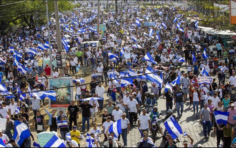 Aunque el gobierno canceló las modificaciones en pensiones que originaron las marchas, ayer centenares salieron a protestar contra el presidente Ortega. EFE/J. Torres