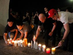 Estudiantes del Centro de Artes Audiovisuales (CAAV) se manifiestan este lunes frente a Casa Jalisco después de enterarse de la confirmación de la muerte de sus tres compañeros. SUN/RCC